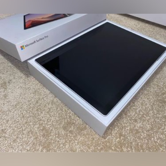 Brand new surface pro 7 i5 256gb 8 RAM - Picture 1 of 7